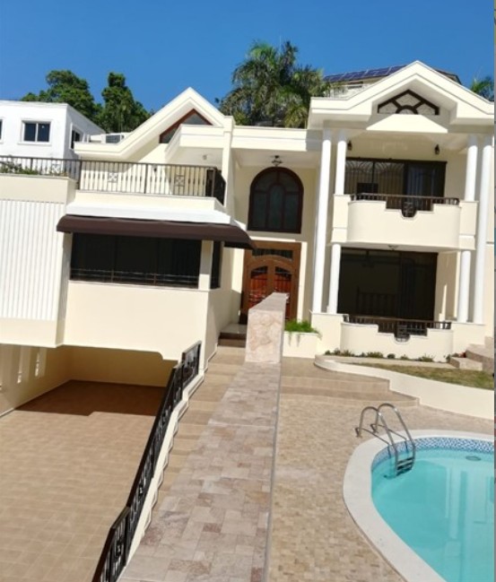 casas - Hermosa casa en alquiler con piscina en Arroyo Hondo lll

 1