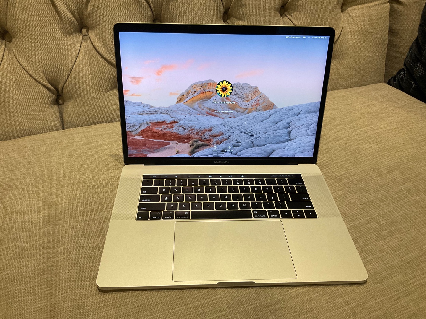 computadoras y laptops - Vendo MacBook Pro 15in 2017 Touch Bar 6