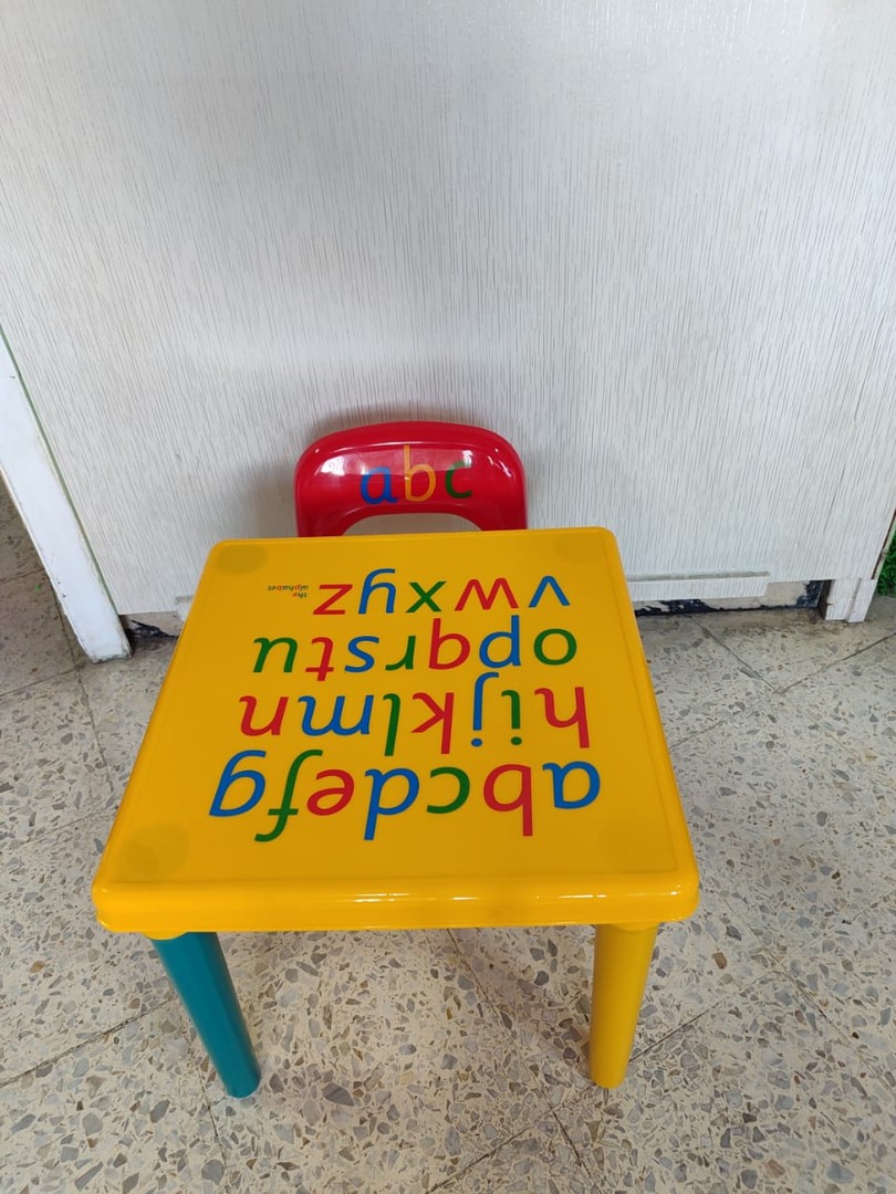 accesorios - Mesita con su silla y de decoracion con el abesedario para su tarea diaria 