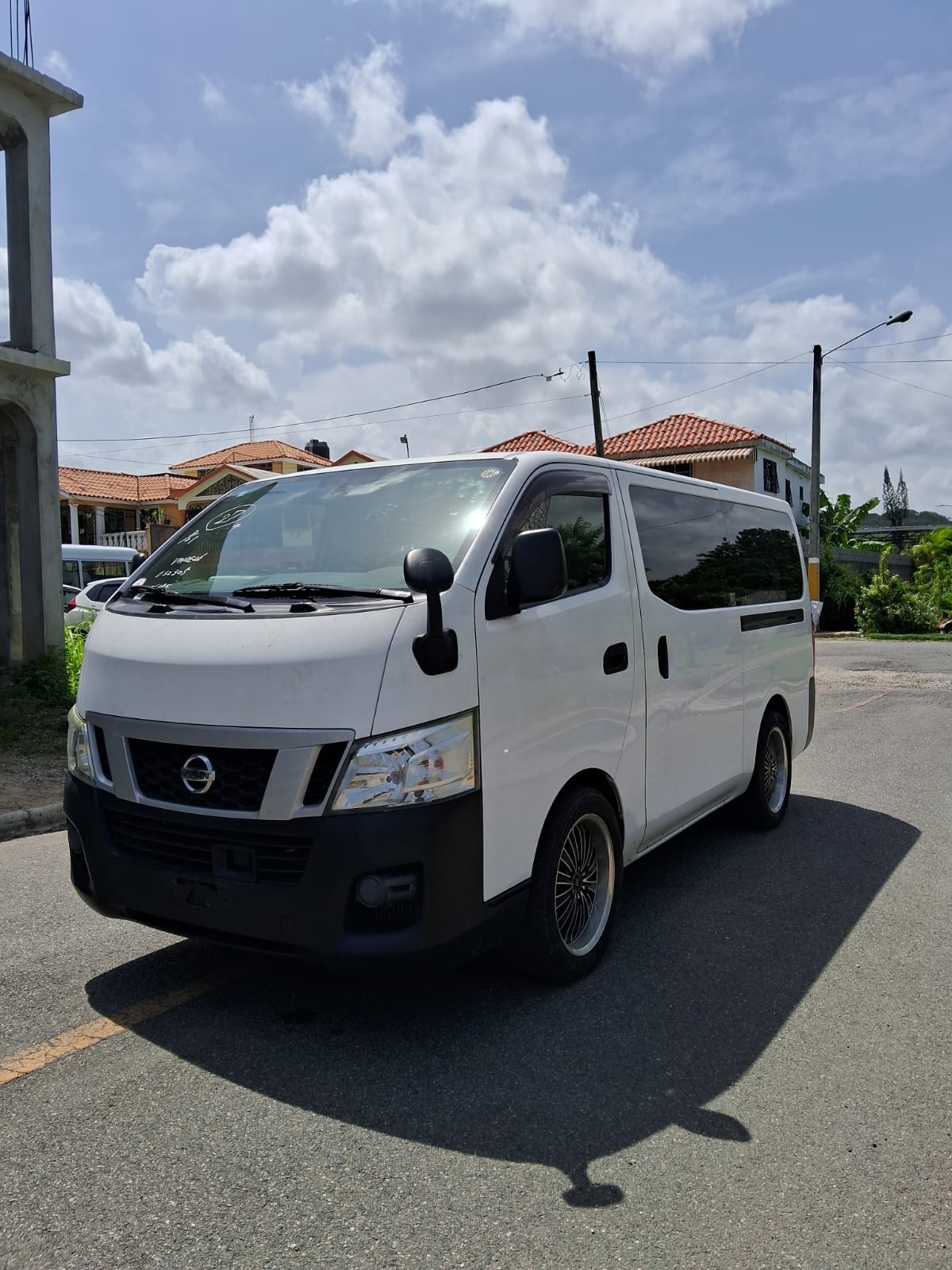 jeepetas y camionetas - Se vende Nissan Caravan recién importada  2