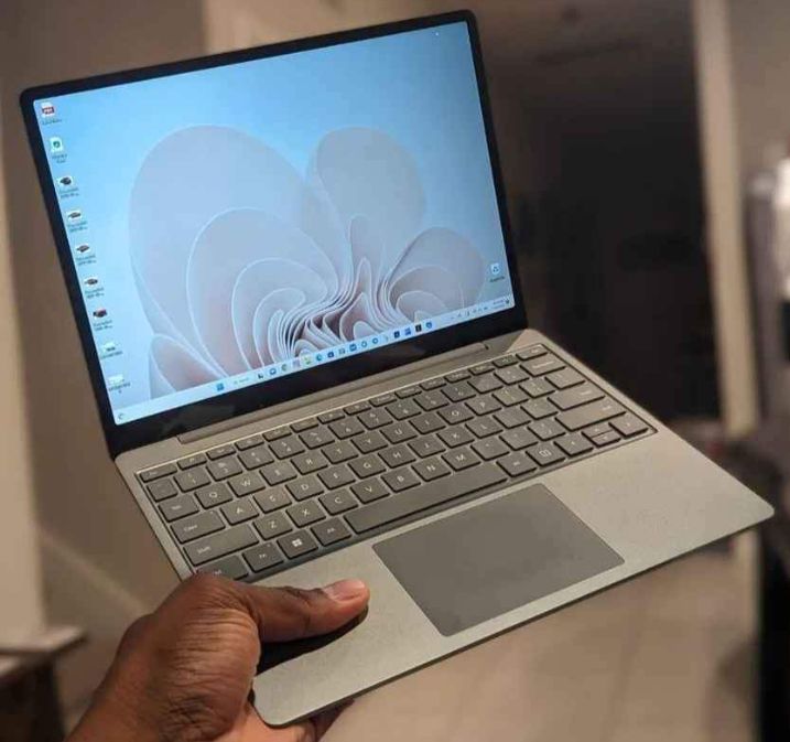 computadoras y laptops - Surface Go2, touch, Corei5 11th, 128GB SSD 8GB RAM 3