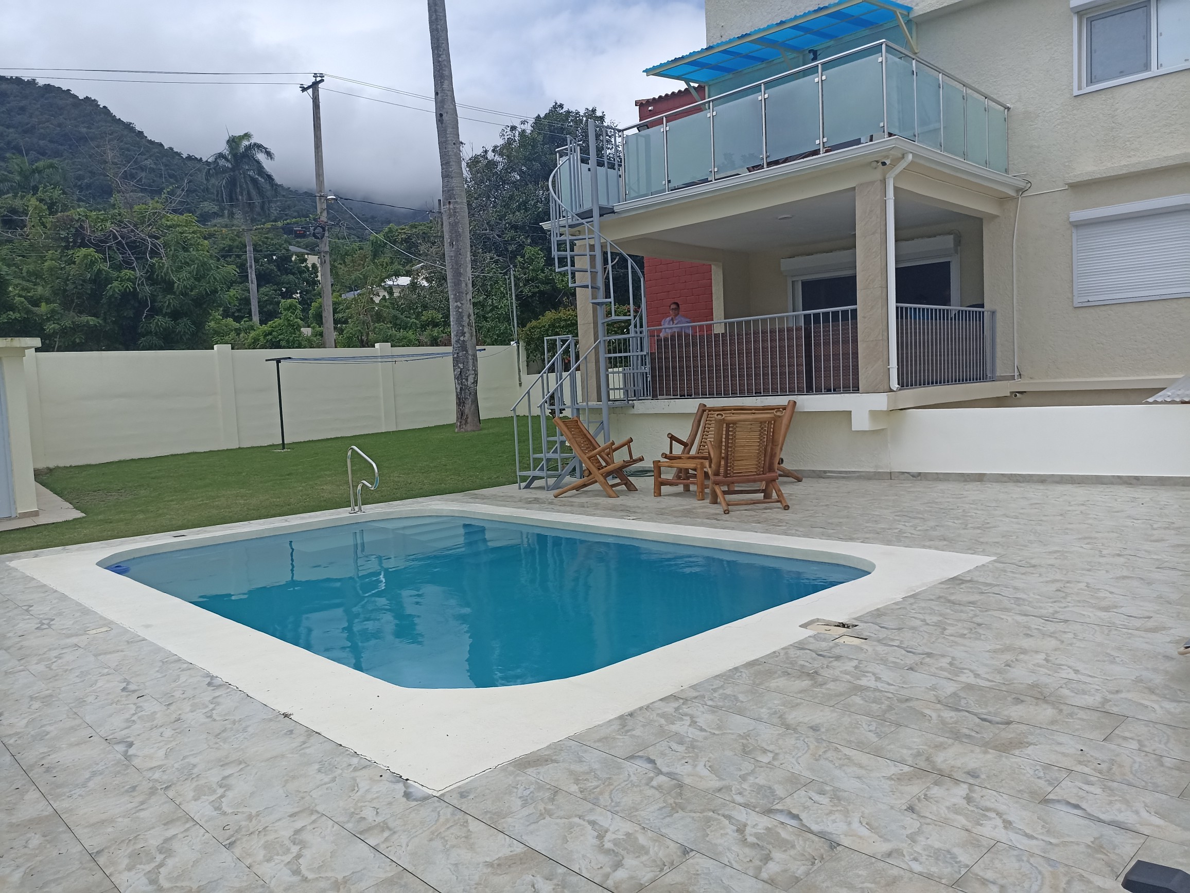 casas vacacionales y villas - Villa al pie de la montaña con una espectacular vista al mar  0