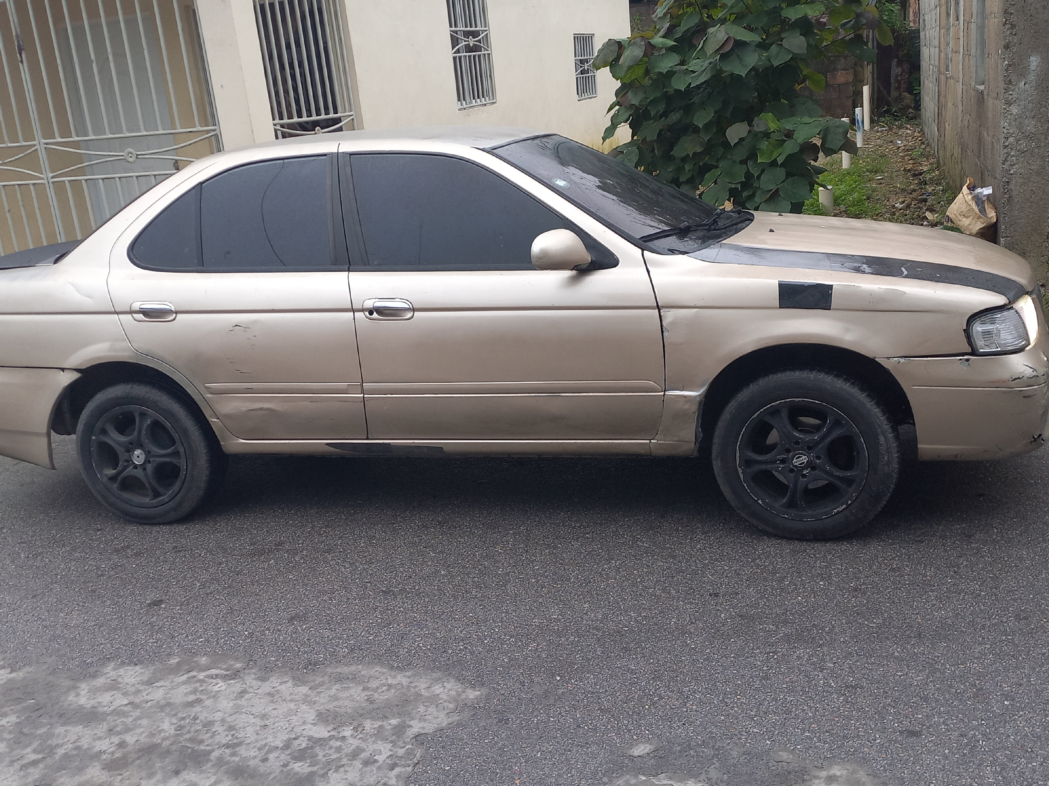 carros - nissan sunni 2004 solo detaye de pintura  4