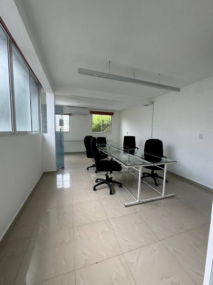 oficinas y locales comerciales - Oficina de 110m², proximo de la zona colonial 3