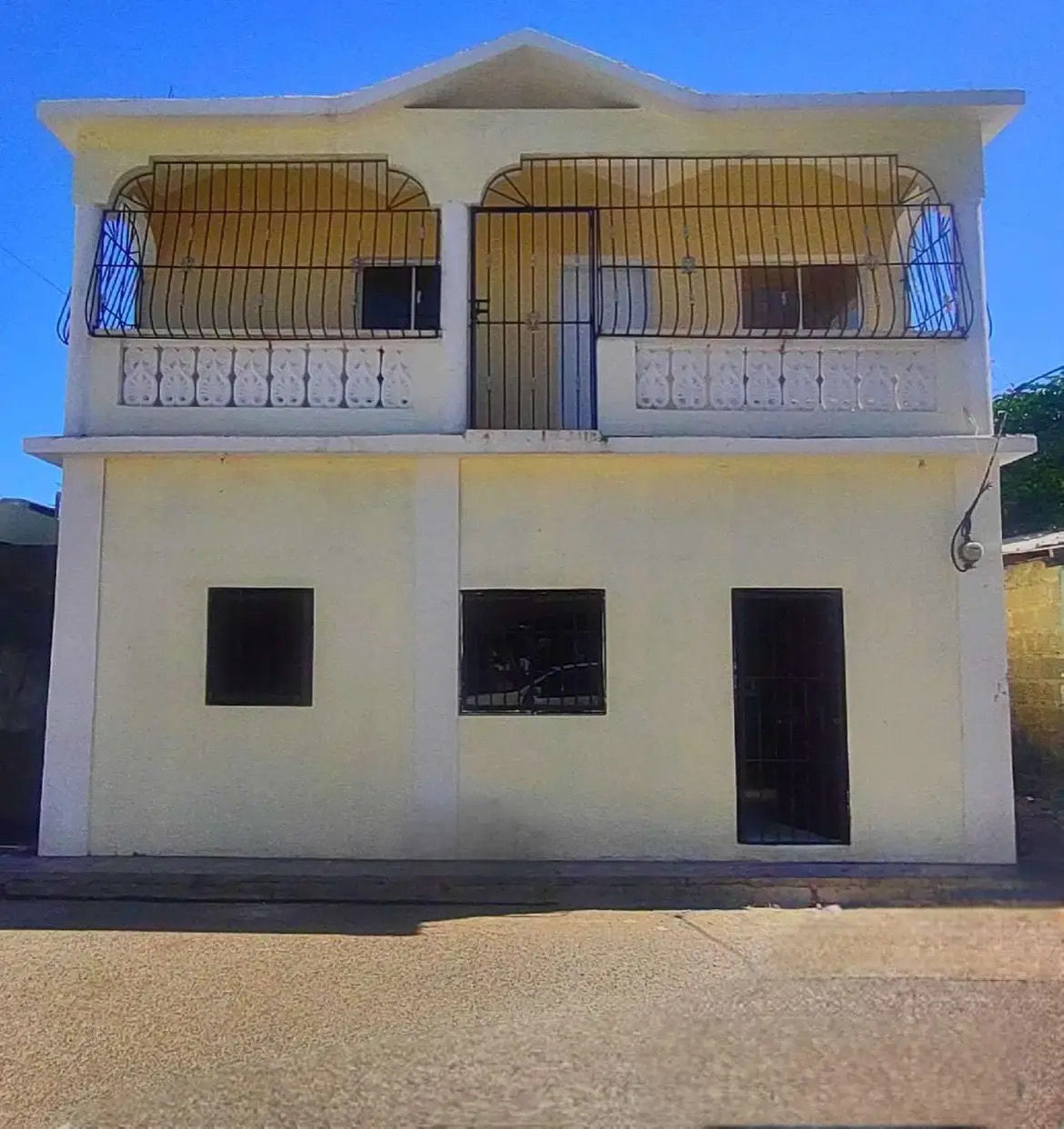 casas - Excelente oportunidad de inversión o para vivir! Se vende casa doble!