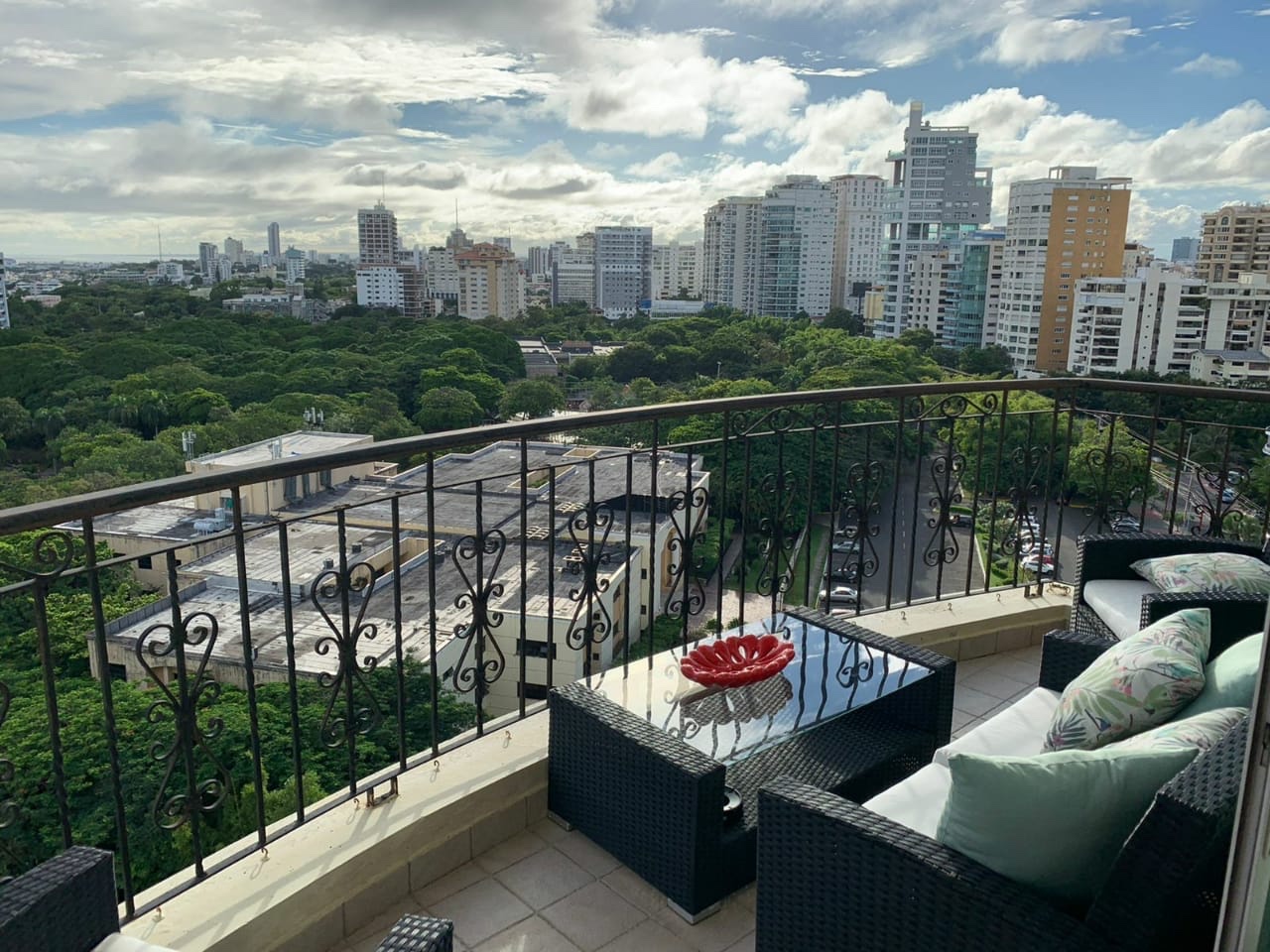 apartamentos - Vendo apto en en La esperilla 
Piso alto 
331. Mts. 
Us$ 550,000 6