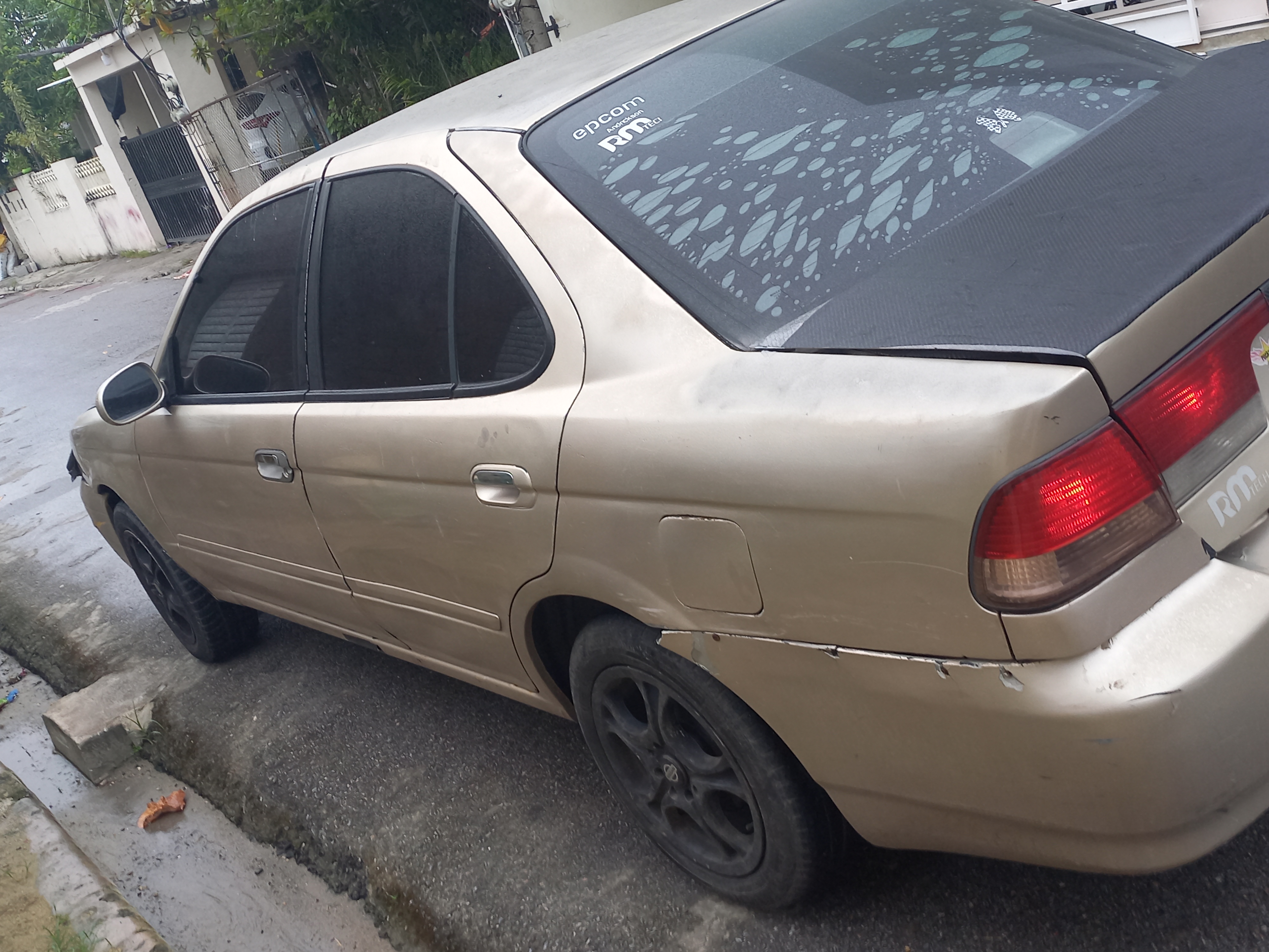 carros - nissan sunni 2004 solo detaye de pintura  2