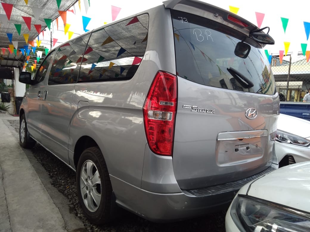 jeepetas y camionetas - HYUNDAI GRAND STAREX 2017 GRIS 5