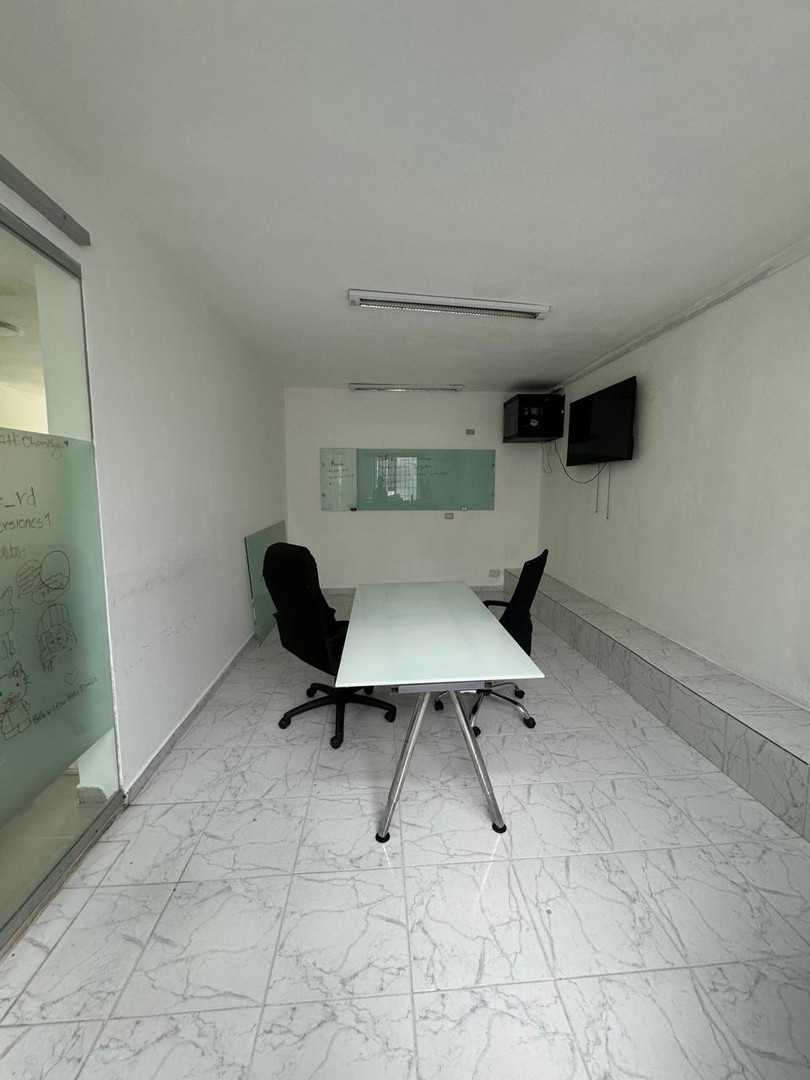 oficinas y locales comerciales - Oficina de 110m², proximo de la zona colonial 1