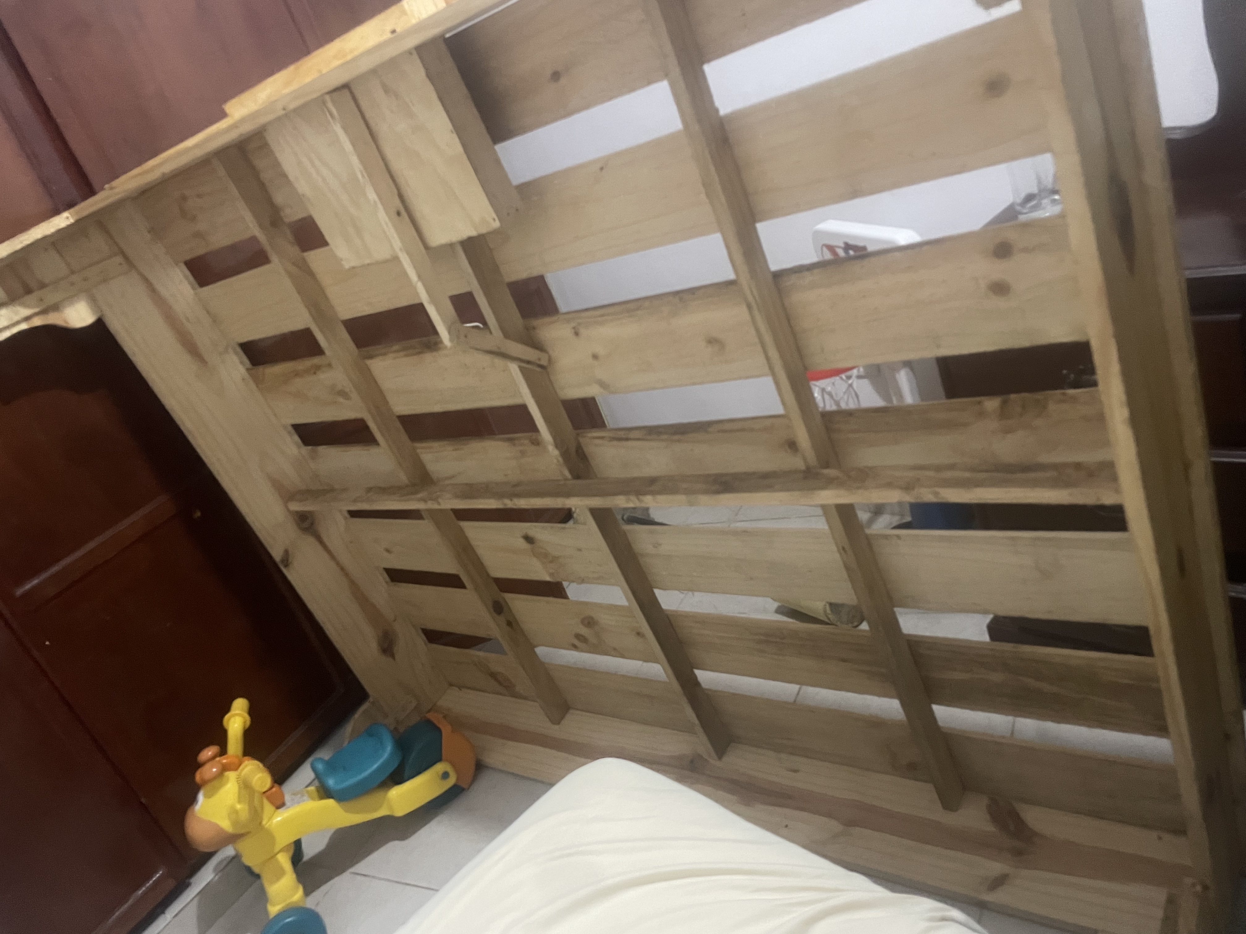 muebles y colchones - Vendo por motivos de viajes base d cama d 60 Queen 2