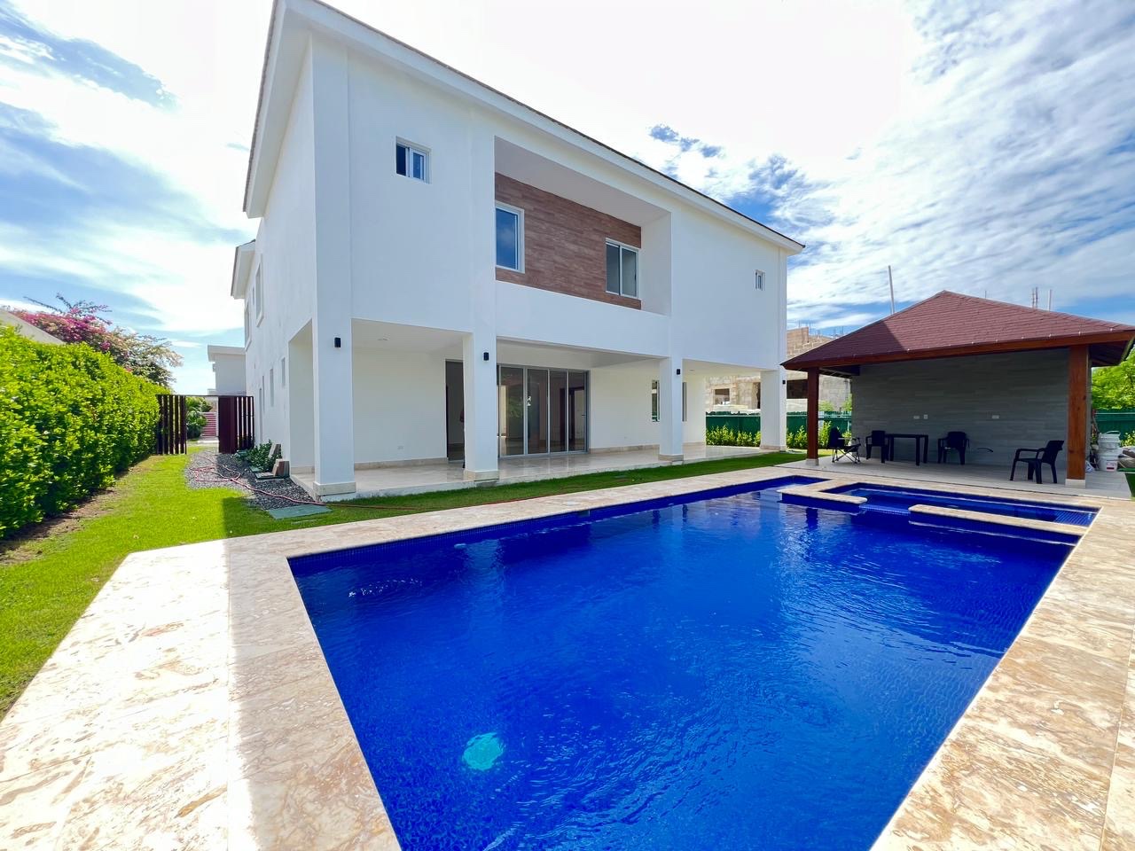 casas vacacionales y villas - Vendo increíble Villa en punta cana dos niveles 4 habitaciones con baño 4 parque