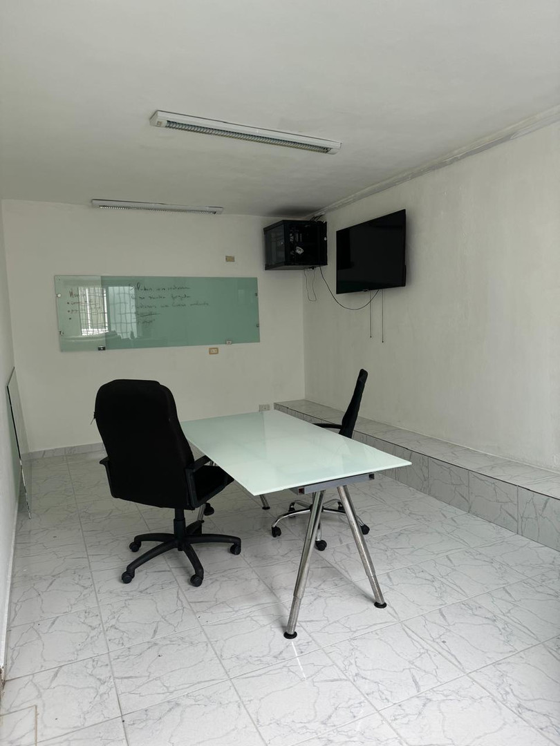 oficinas y locales comerciales - Oficina de 110m², proximo de la zona colonial 2