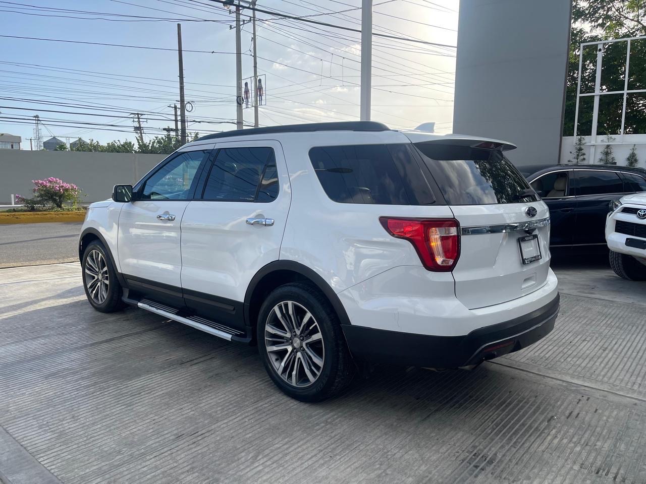 jeepetas y camionetas - Vendo Ford Explorer 4X2 2016 RD$995,000 3