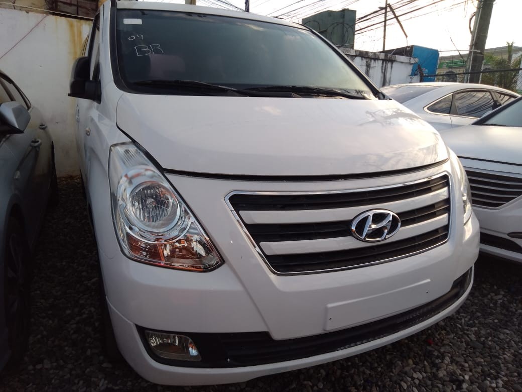 jeepetas y camionetas - HYUNDAI GRAND STAREX 2017 BLANCA