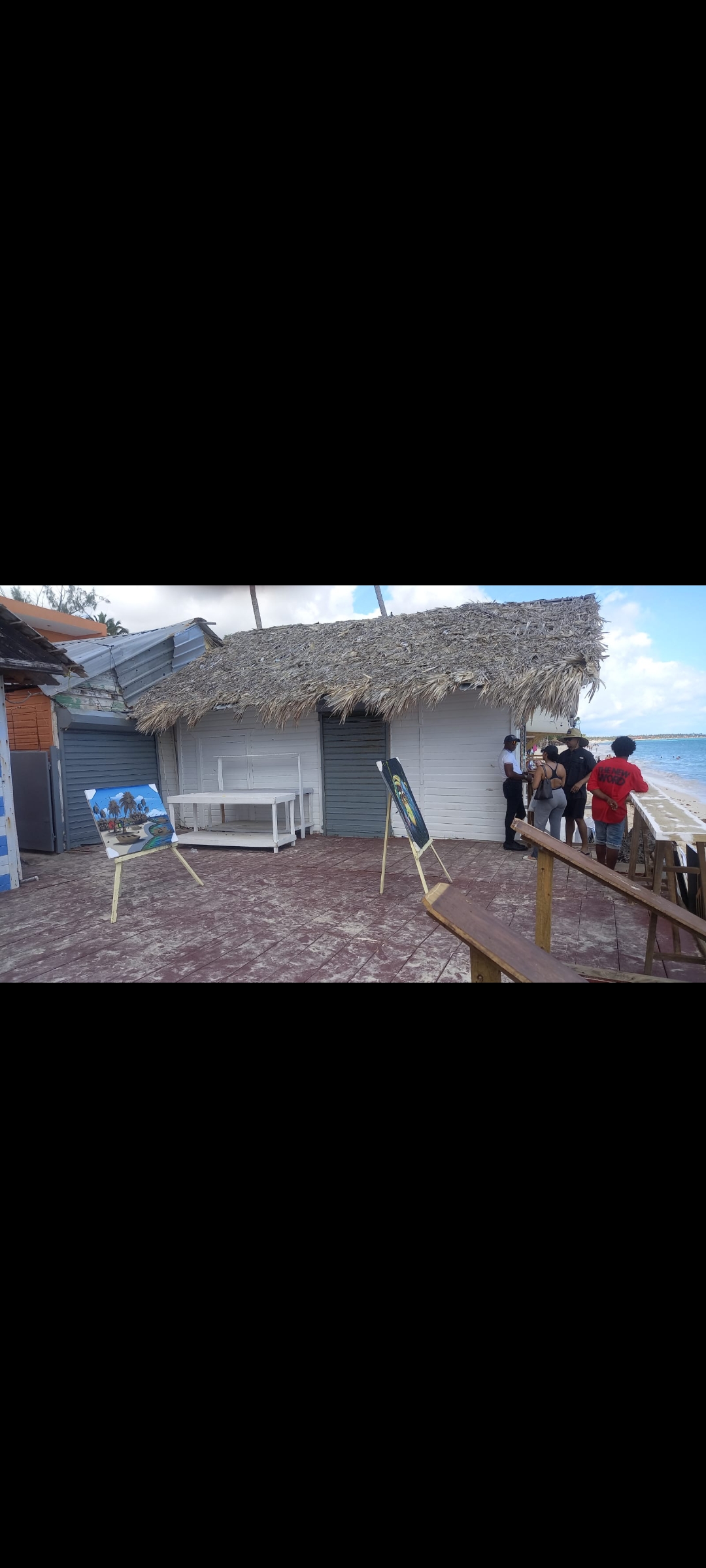 oficinas y locales comerciales - Estratégico Local Primera Línea de Playa Cortesito cuánta con baño 0