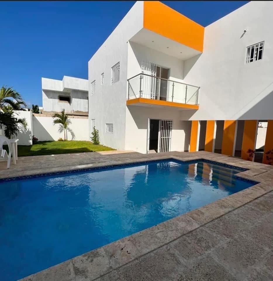 casas - CASA EN VENTA EN RESIDENCIAL CERRADO EN LA ROMANA.