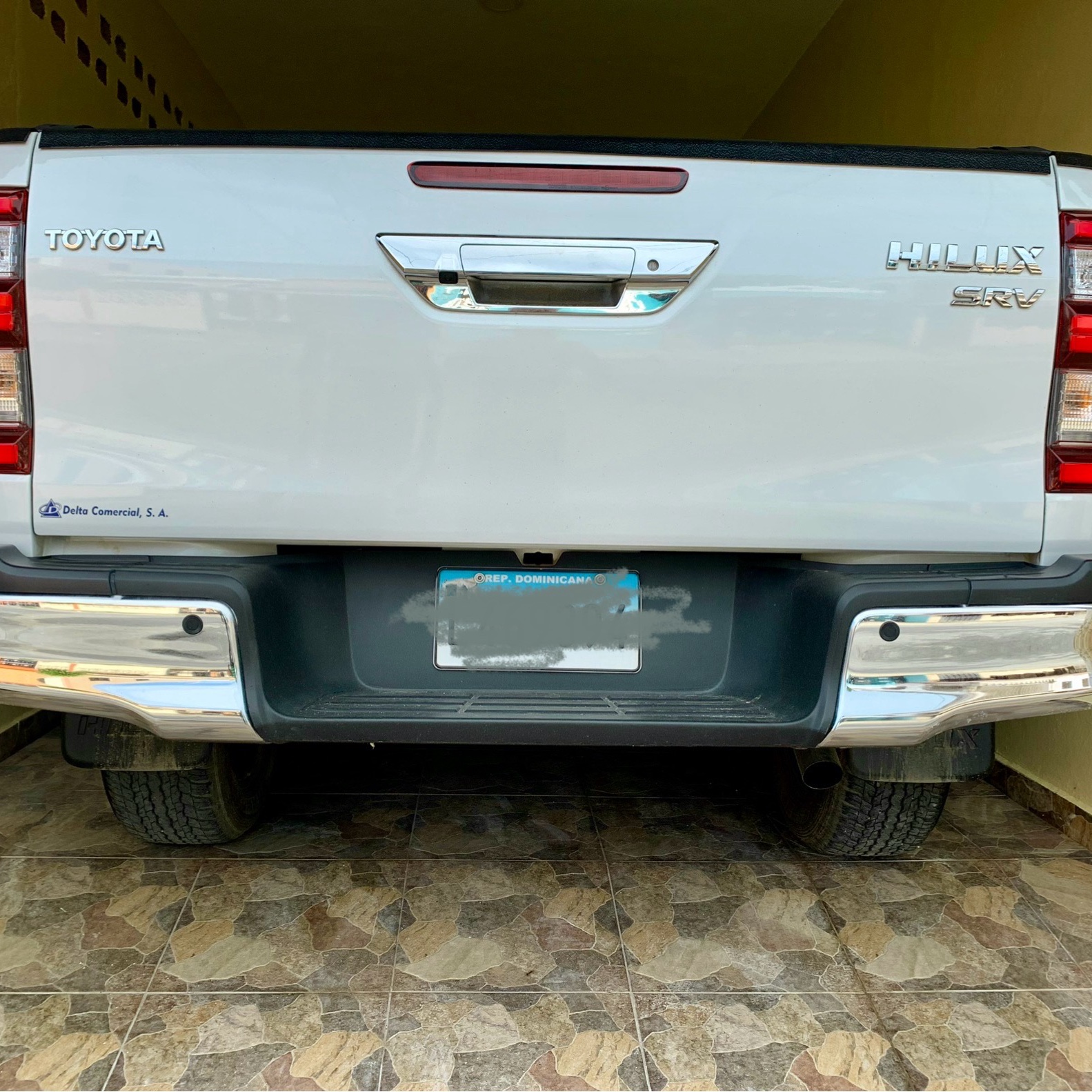 repuestos - Boomper Toyota Hilux 2023 (tiene leve empujoncito en los esquineros)