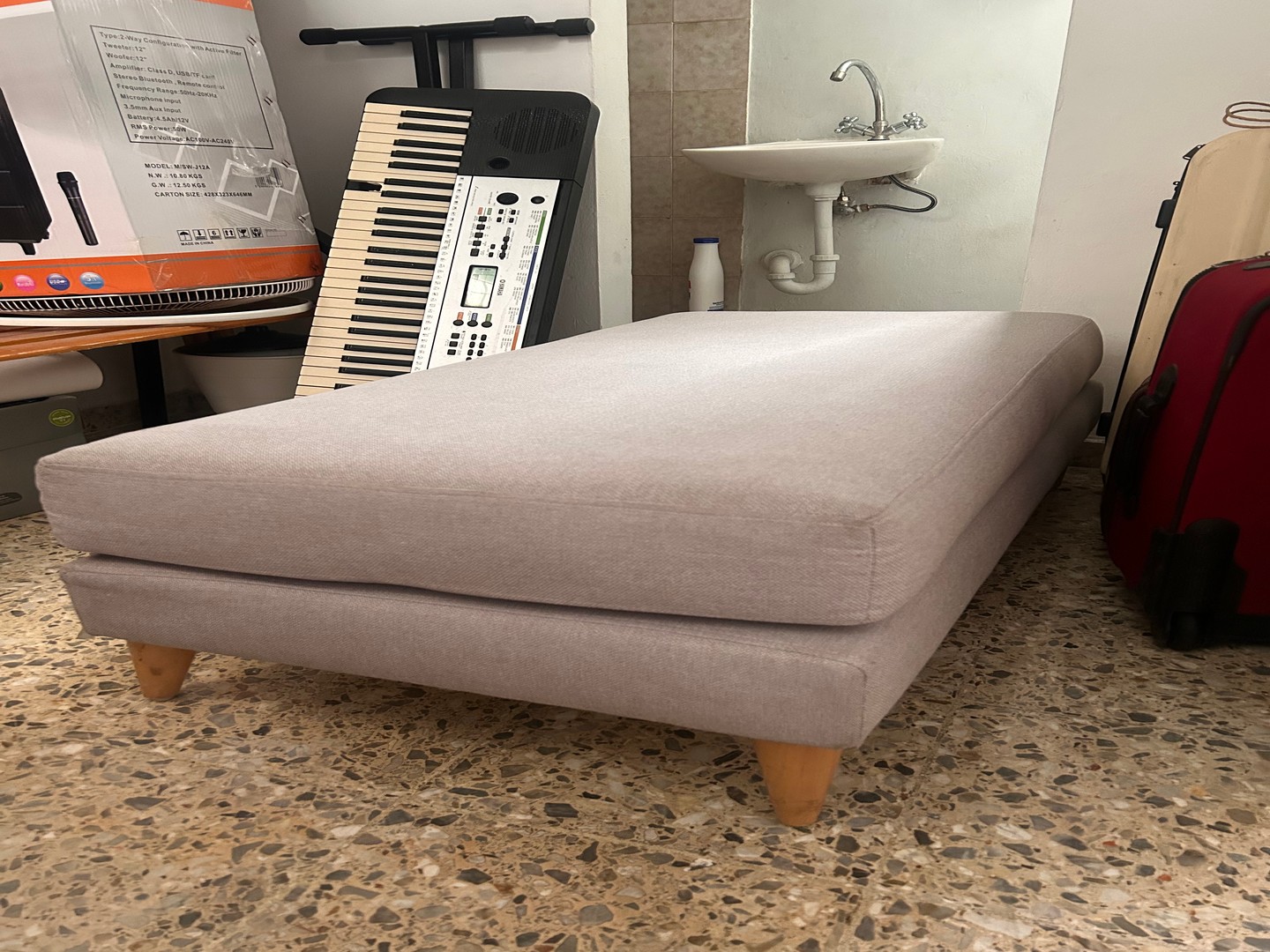 muebles y colchones - Otomana gris de oportunidad, perfectas condiciones y super linda.  1