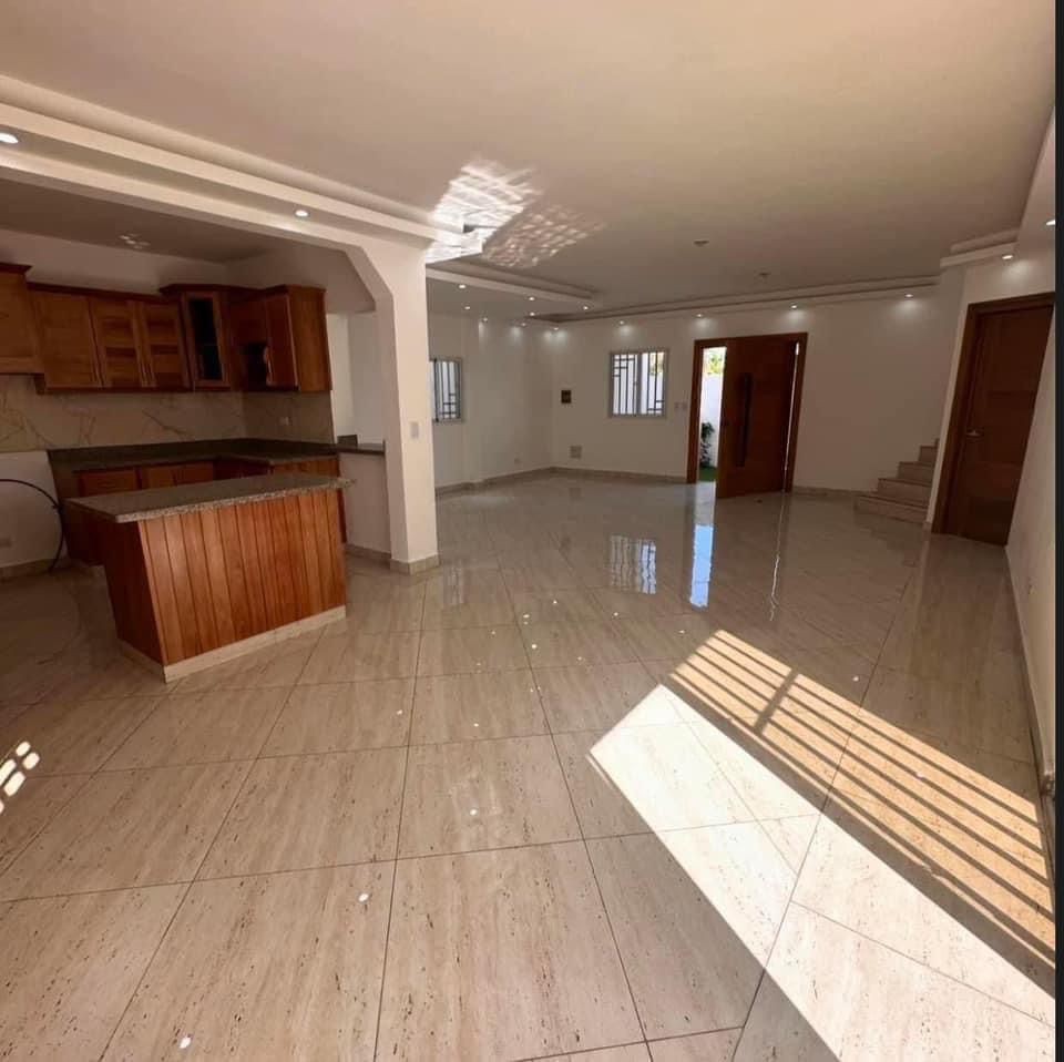 casas - CASA EN VENTA EN RESIDENCIAL CERRADO EN LA ROMANA. 1