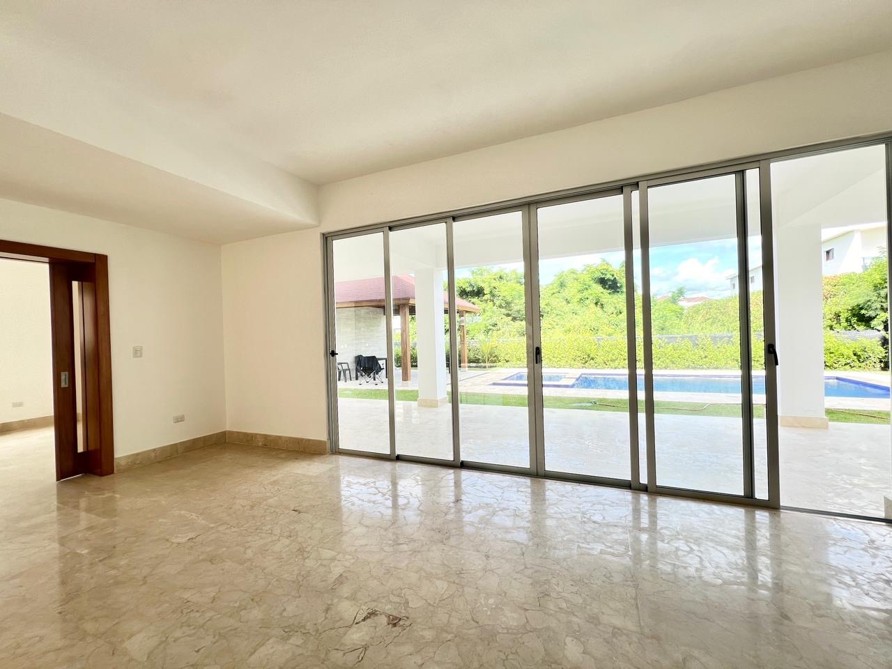 casas vacacionales y villas - Vendo increíble Villa en punta cana dos niveles 4 habitaciones con baño 4 parque 3