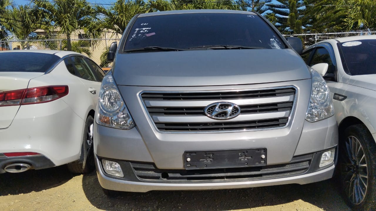 jeepetas y camionetas - HYUNDAI GRAND STAREX 2018 GRIS CAJA VIEJA