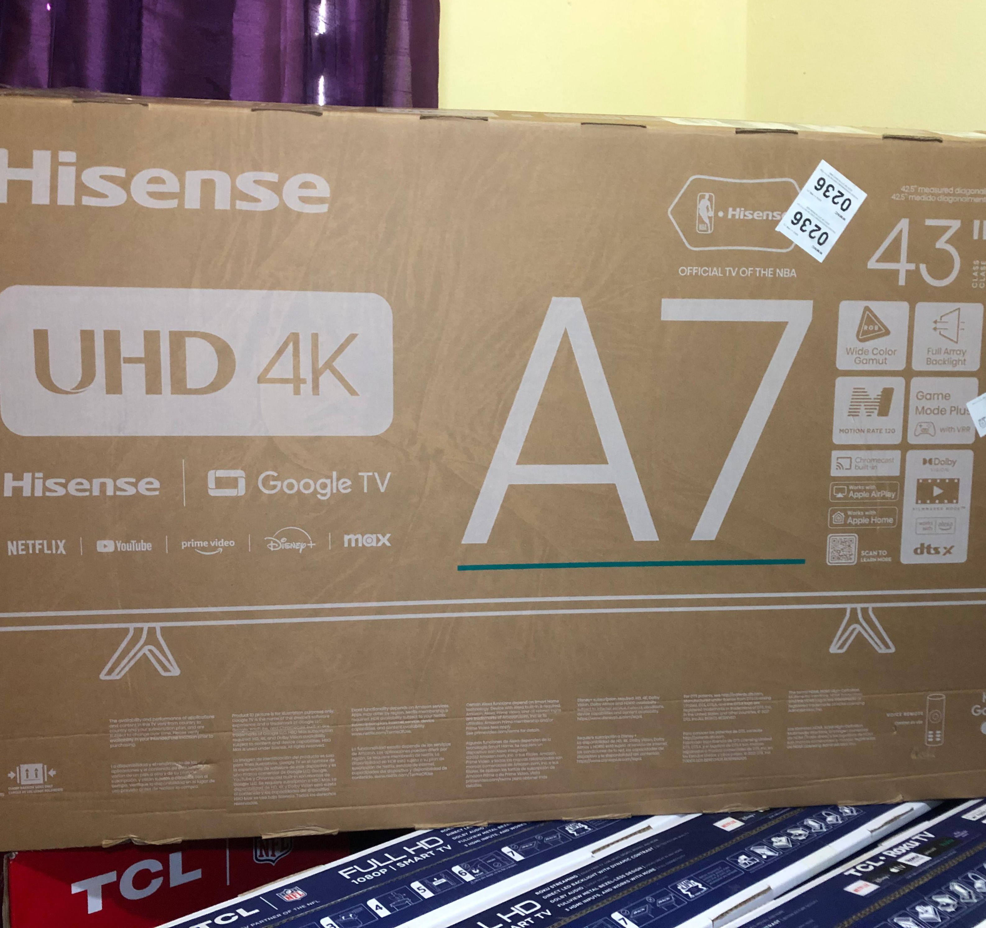 tv - Hisense Google tv 43 pulgadas UHD 4K sin bordes en la pantalla.