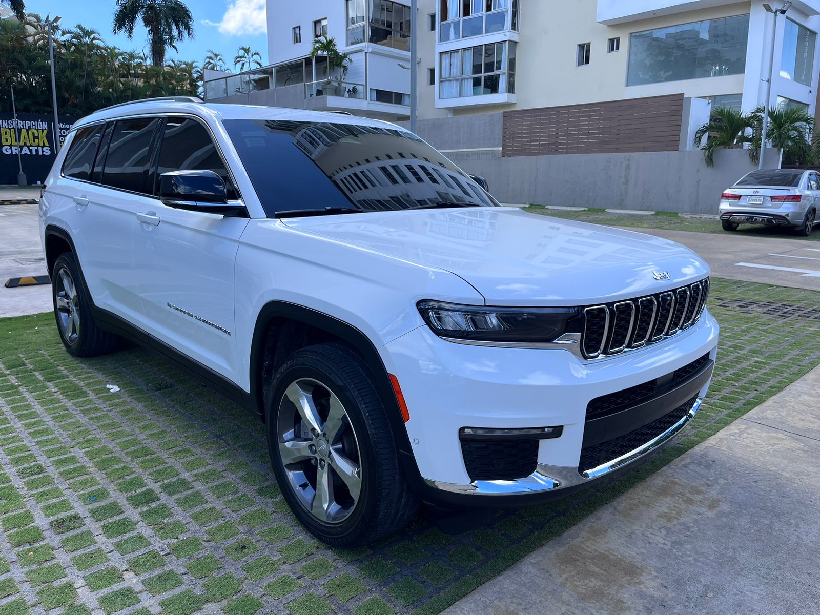 jeepetas y camionetas - 2022 Jeep grand cherokee l limited 4wd y 15mil km 3