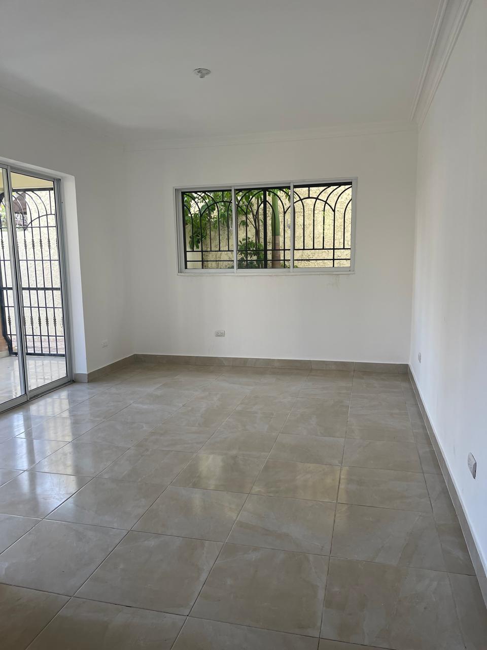 casas - Hermosa casa de 2 niveles en venta en el residencial Ureña, prolongación 27 4