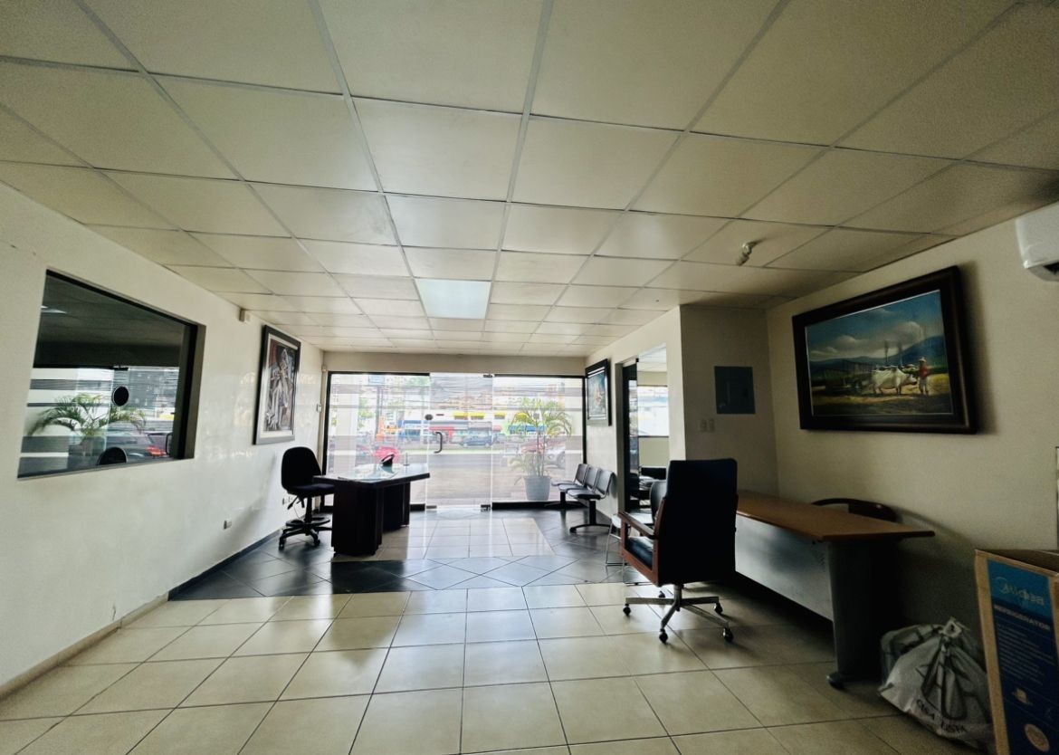 oficinas y locales comerciales - Mirador Norte local comercial ideal para dealer 1,041m2 0