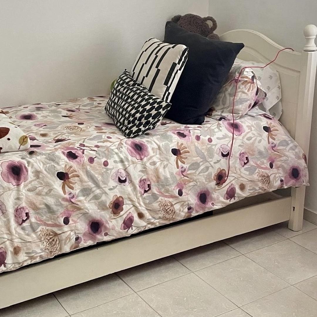 muebles y colchones - CAMA TWIN EN VENTA 
CAOBA 
el colchón no está incluido  0