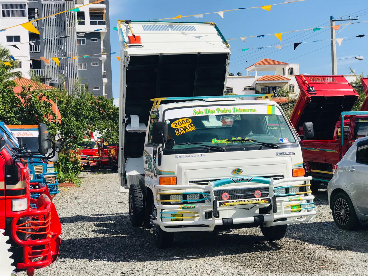 camiones y vehiculos pesados - CAMIÓN DAIHATSU DELTA VOLTEÓ CARA ANCHA 2006