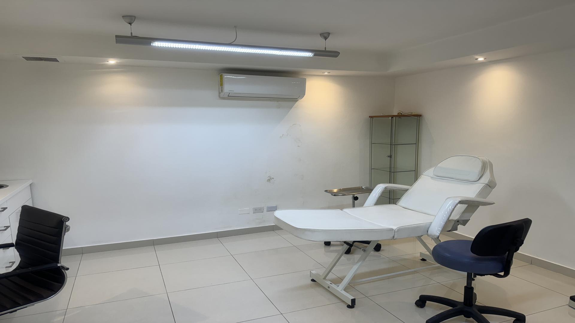 oficinas y locales comerciales - Local Comercial en 1re Piso 130mts 5