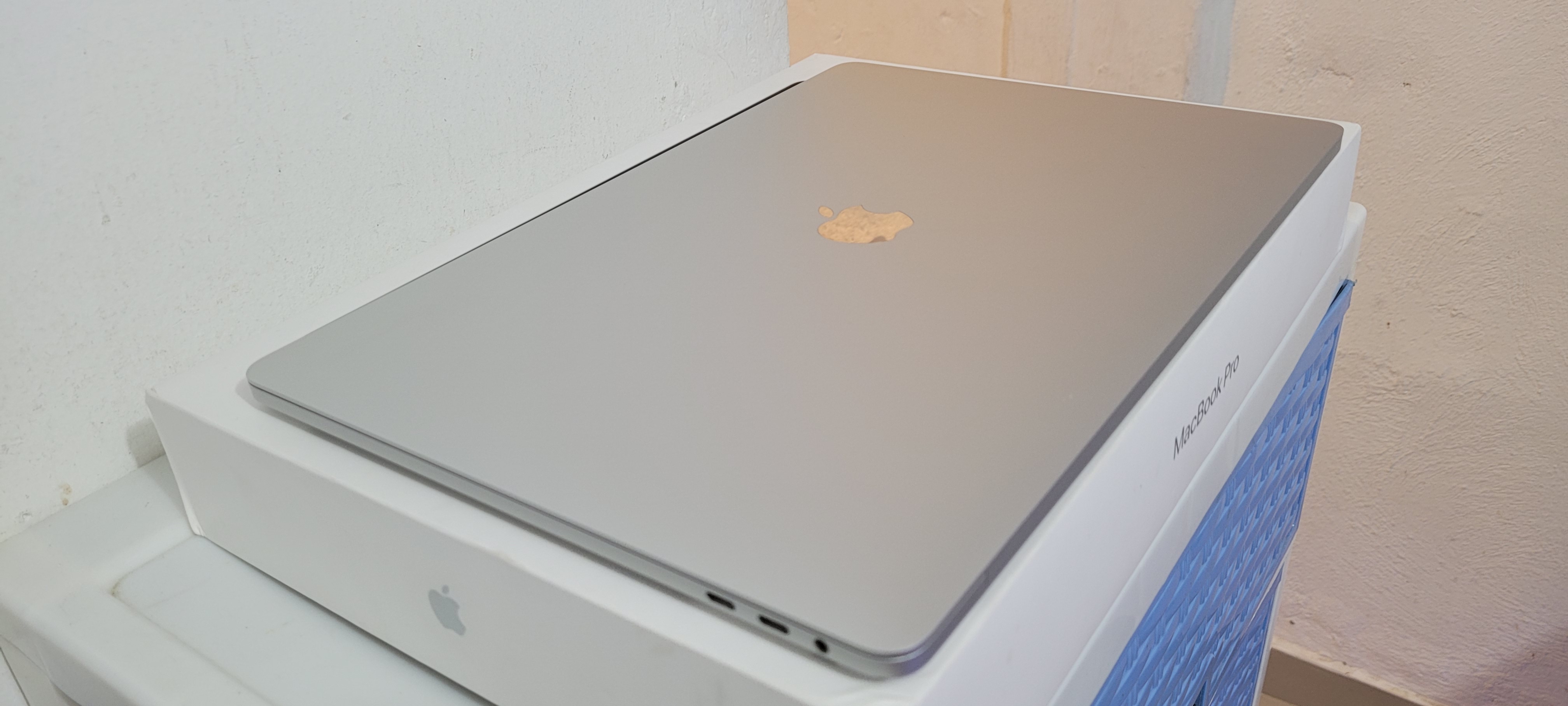 computadoras y laptops - apple Macbook pro Retina 15 Pulg Core i7 Ram 16gb ddr4 Disco 512gb SSD año 2018 2