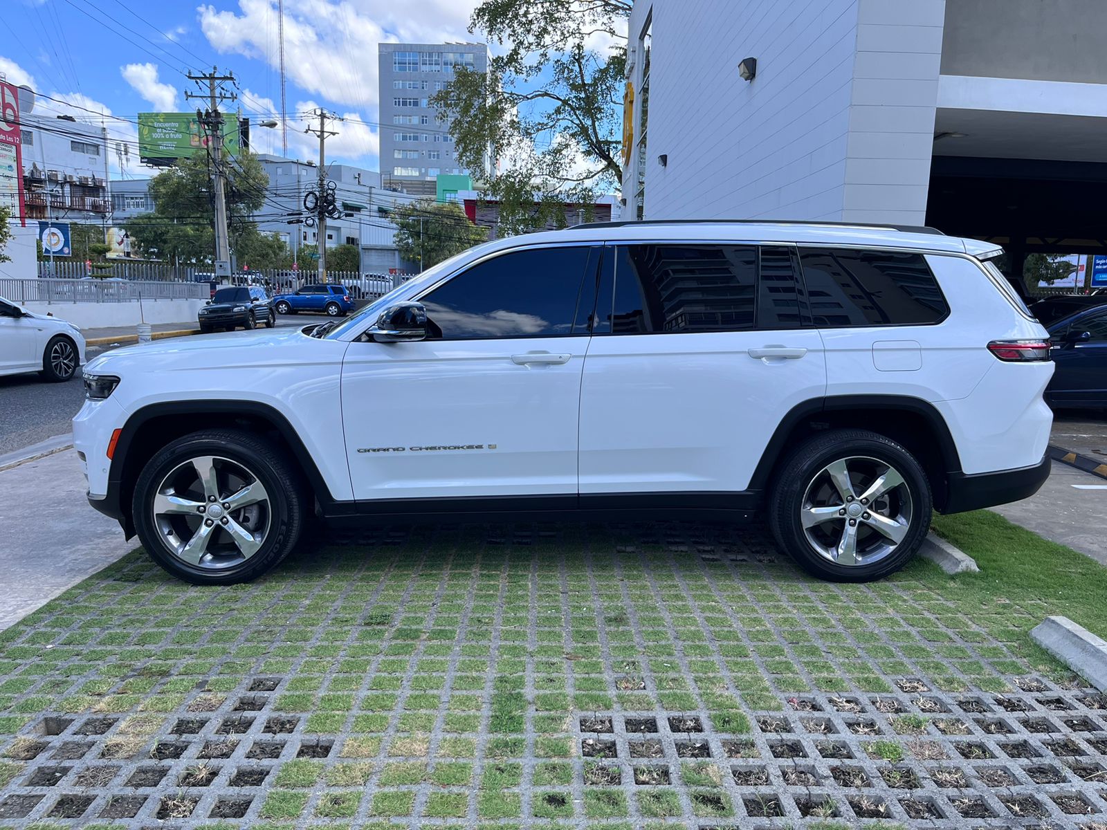 jeepetas y camionetas - 2022 Jeep grand cherokee l limited 4wd y 15mil km 4