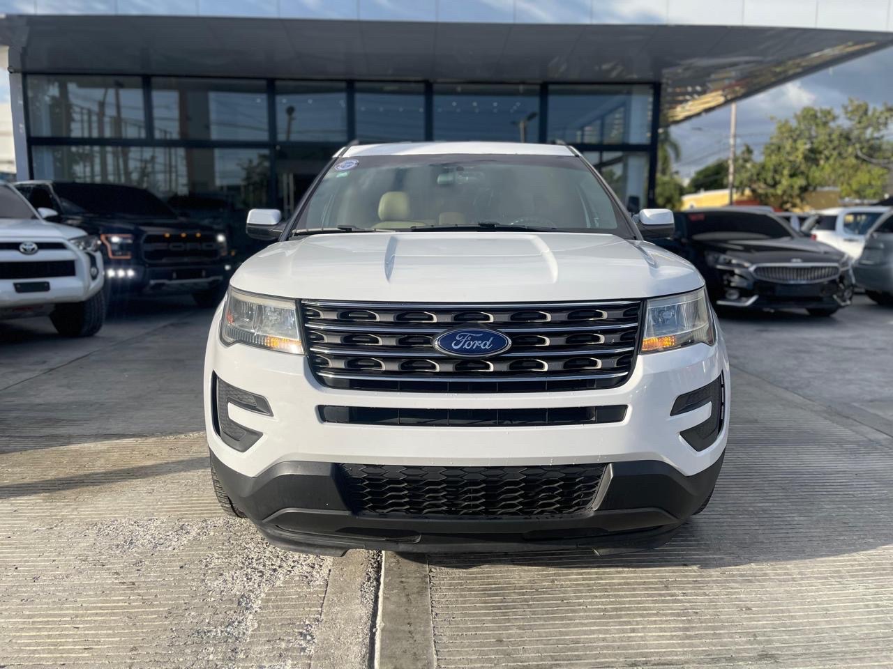 jeepetas y camionetas - Vendo Ford Explorer 4X2 2016 RD$995,000 8