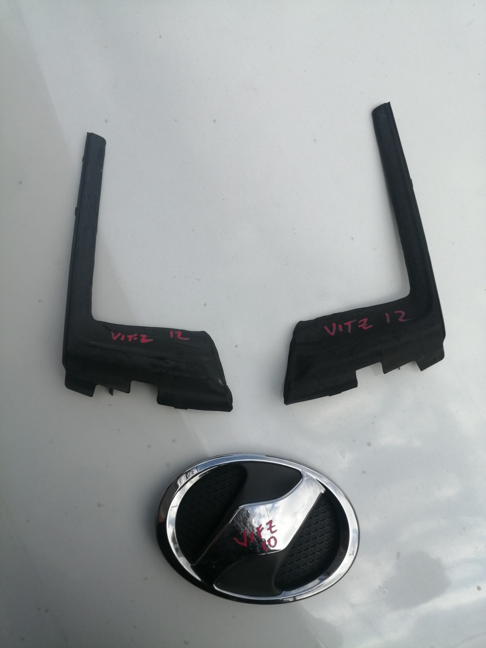 repuestos - Emblema Y Esquineros del Vidrio Toyota Vitz 2012-2015