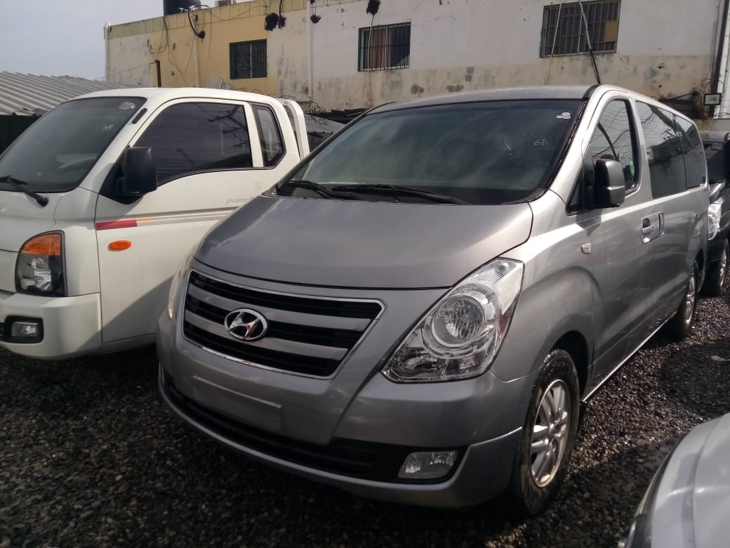 jeepetas y camionetas - HYUNDAI STAREX 2018 GRIS