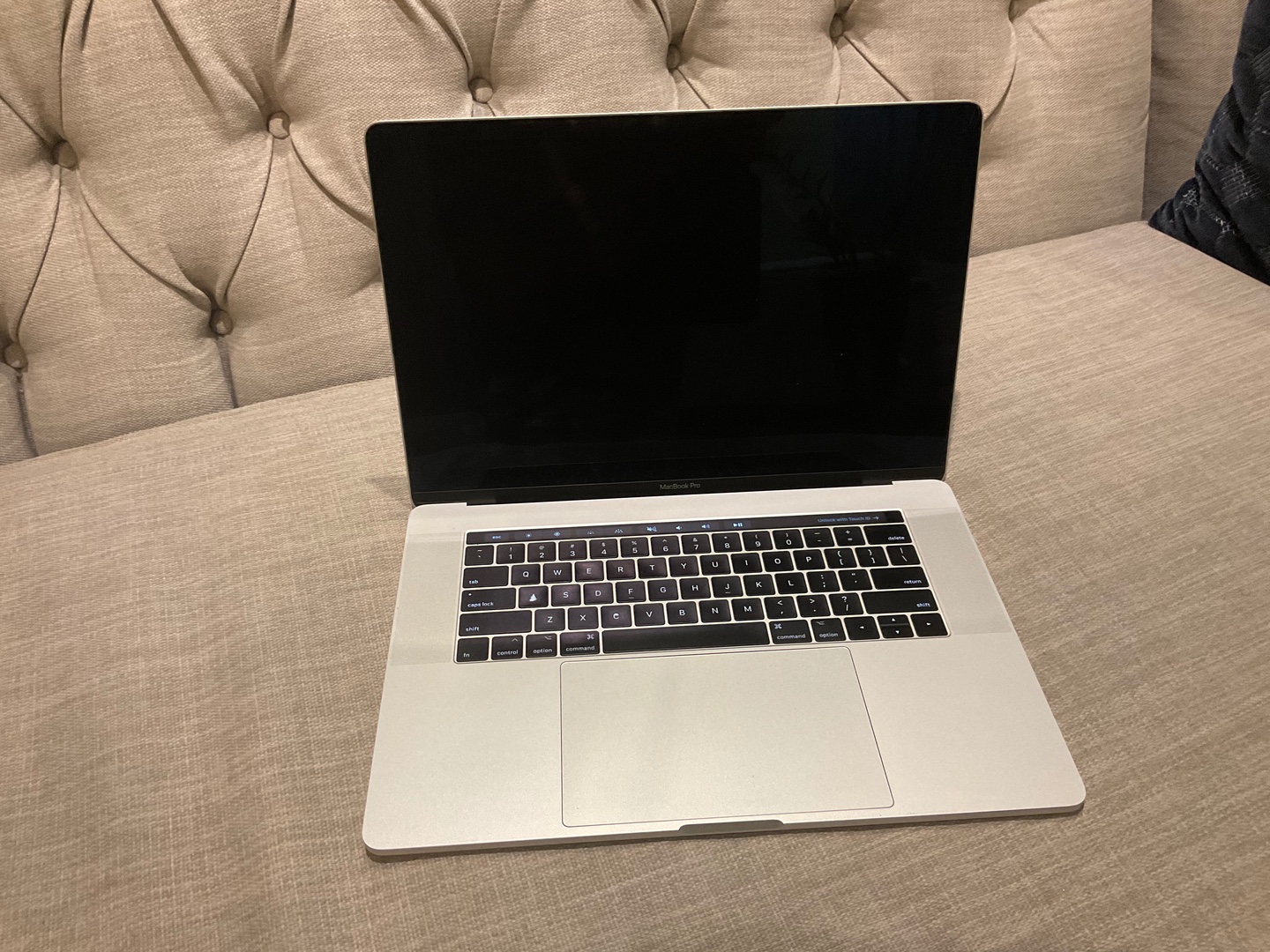 computadoras y laptops - Vendo MacBook Pro 15in 2017 Touch Bar 0