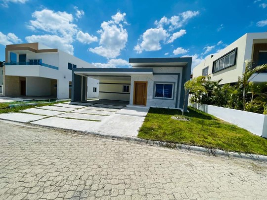 casas - Casa moderna en un residencial privado a 5 minutos de playa dorada 