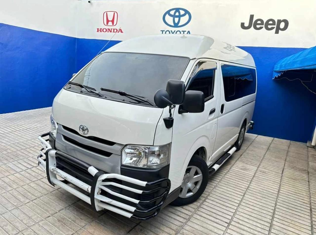 otros vehiculos - 2017 Toyota HIACE techo alto, transmisión automática, diesel de 12 pasajeros.