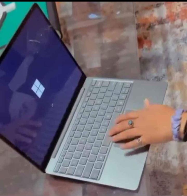 computadoras y laptops - Surface Go2, touch, Corei5 11th, 128GB SSD 8GB RAM 1