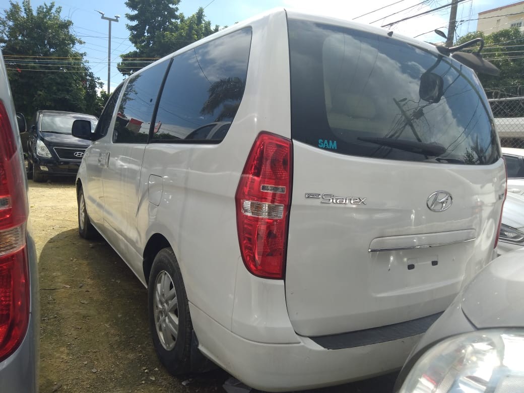 jeepetas y camionetas - HYUNDAI GRAND STAREX 2017 BLANCA 3