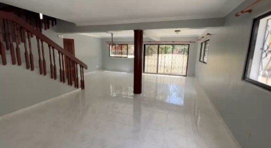 casas - Casa grande con mucho patio de 4 dormitorios en lugar tranquilo y seguro 2