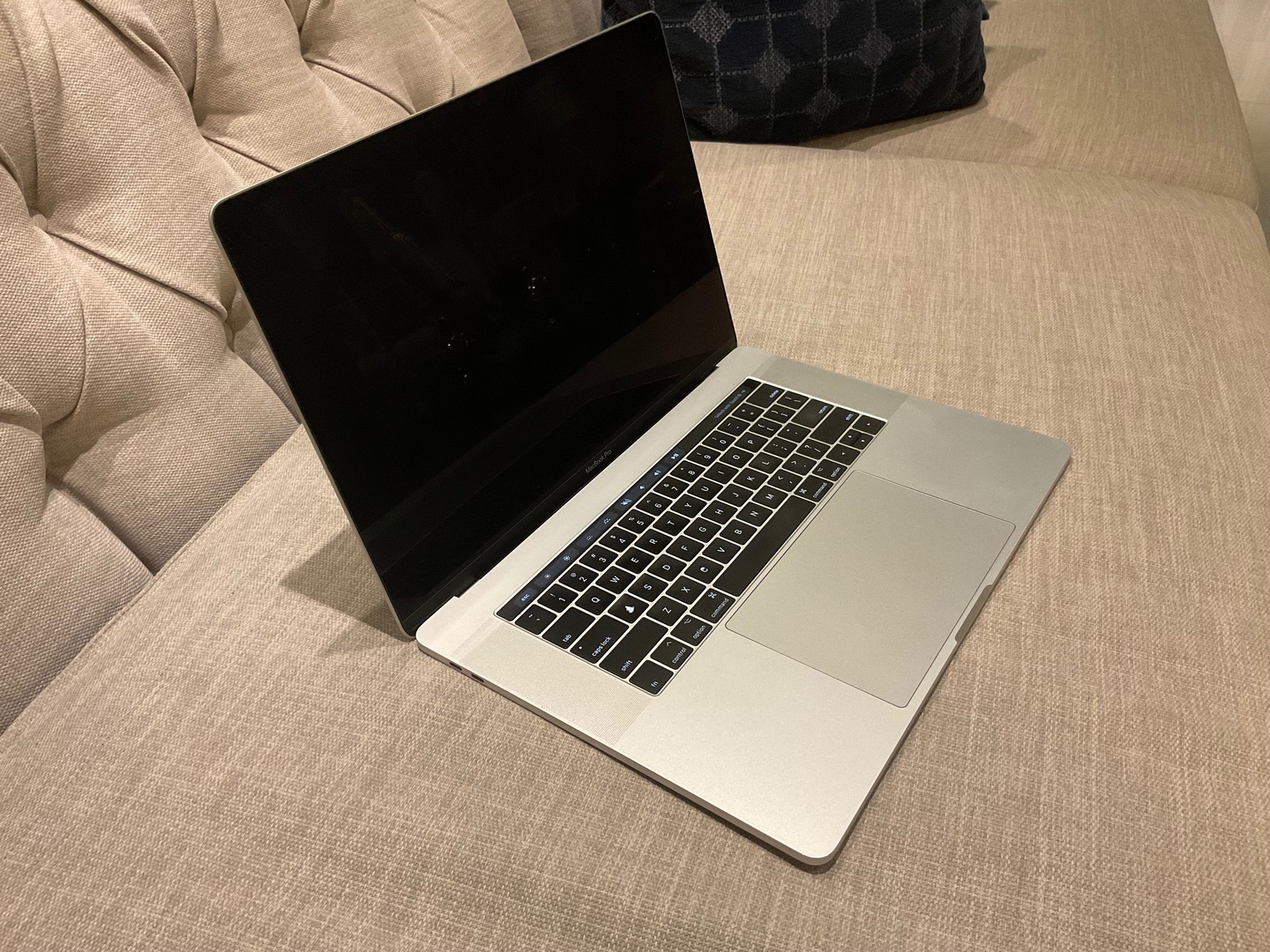 computadoras y laptops - Vendo MacBook Pro 15in 2017 Touch Bar 4