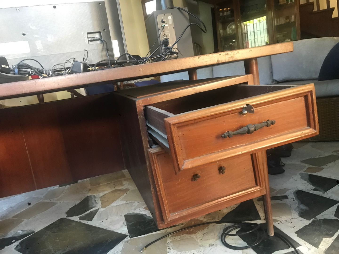 muebles y colchones - Vendo escritorio de caoba negociable  3