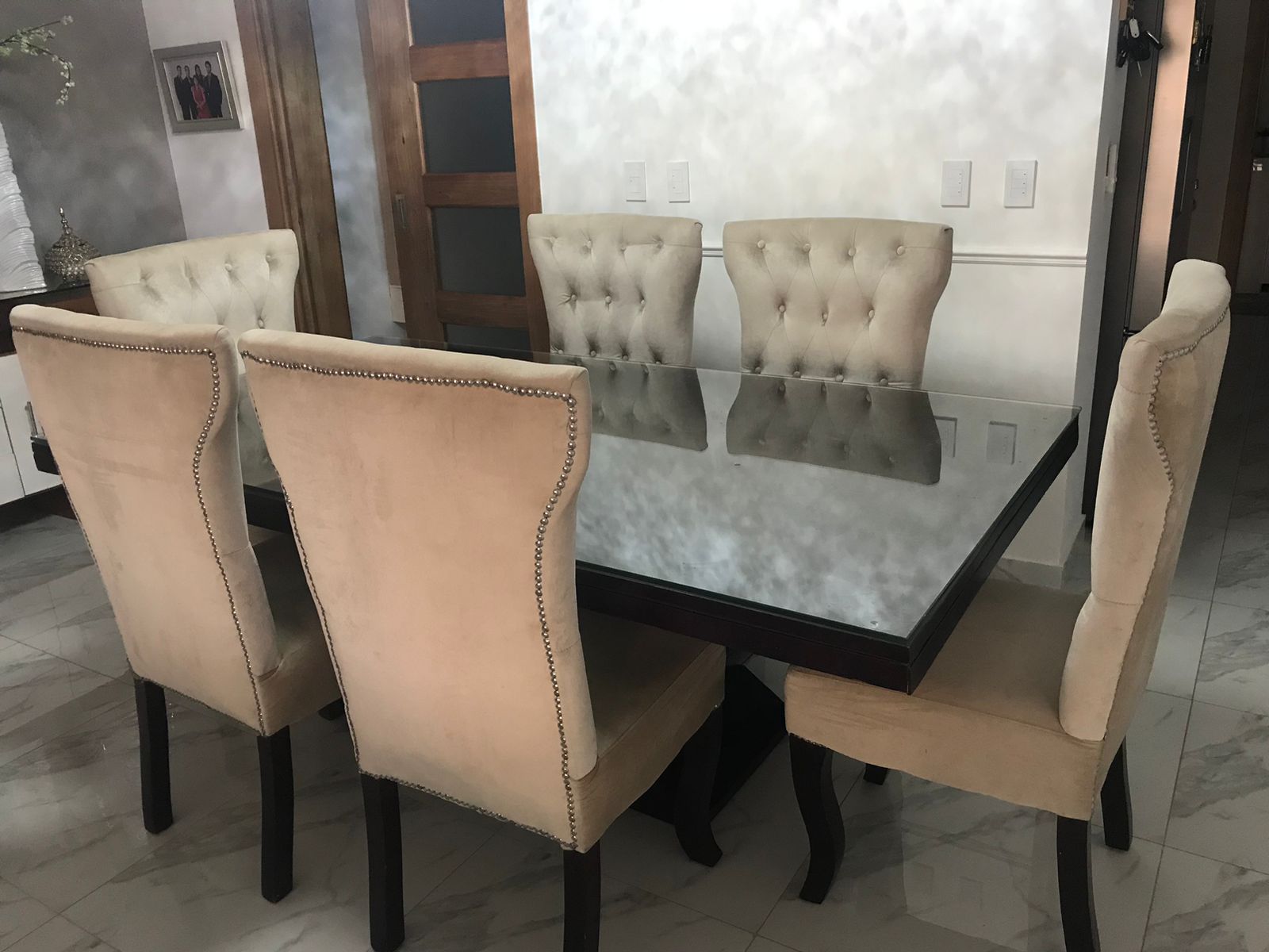 muebles y colchones - VENDO JUEGO DE COMEDOR DE 6 SILLAS EN ROBLE Y TAPI 1