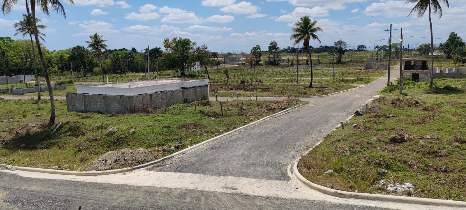 solares y terrenos - vendo terreno en residencial maia stella cerca de la entrada y calle principal 