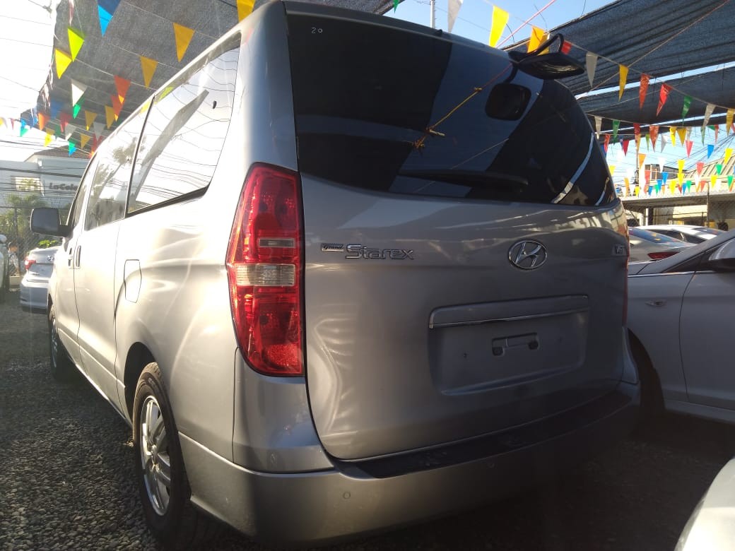 jeepetas y camionetas - HYUNDAI GRAND STAREX 2018 GRIS 6