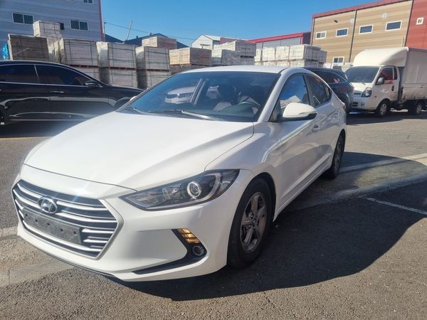 carros - HYUNDAI AVANTE 2017 BLANCODESDE: RD$ 790,000-Automático