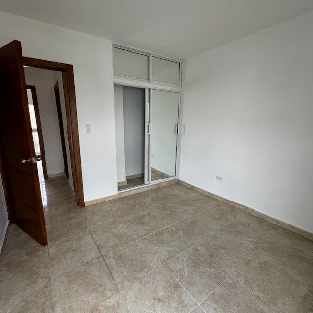 apartamentos - Vendo en la Avenida Monumental  Próximo al Supermercado Ole 4